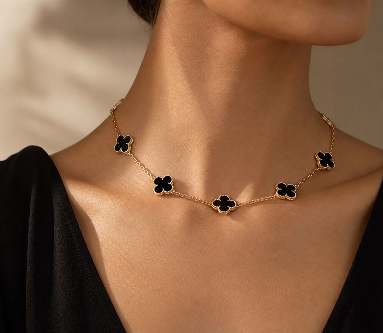 Collar trébol de cuatro hojas con acabado dorado