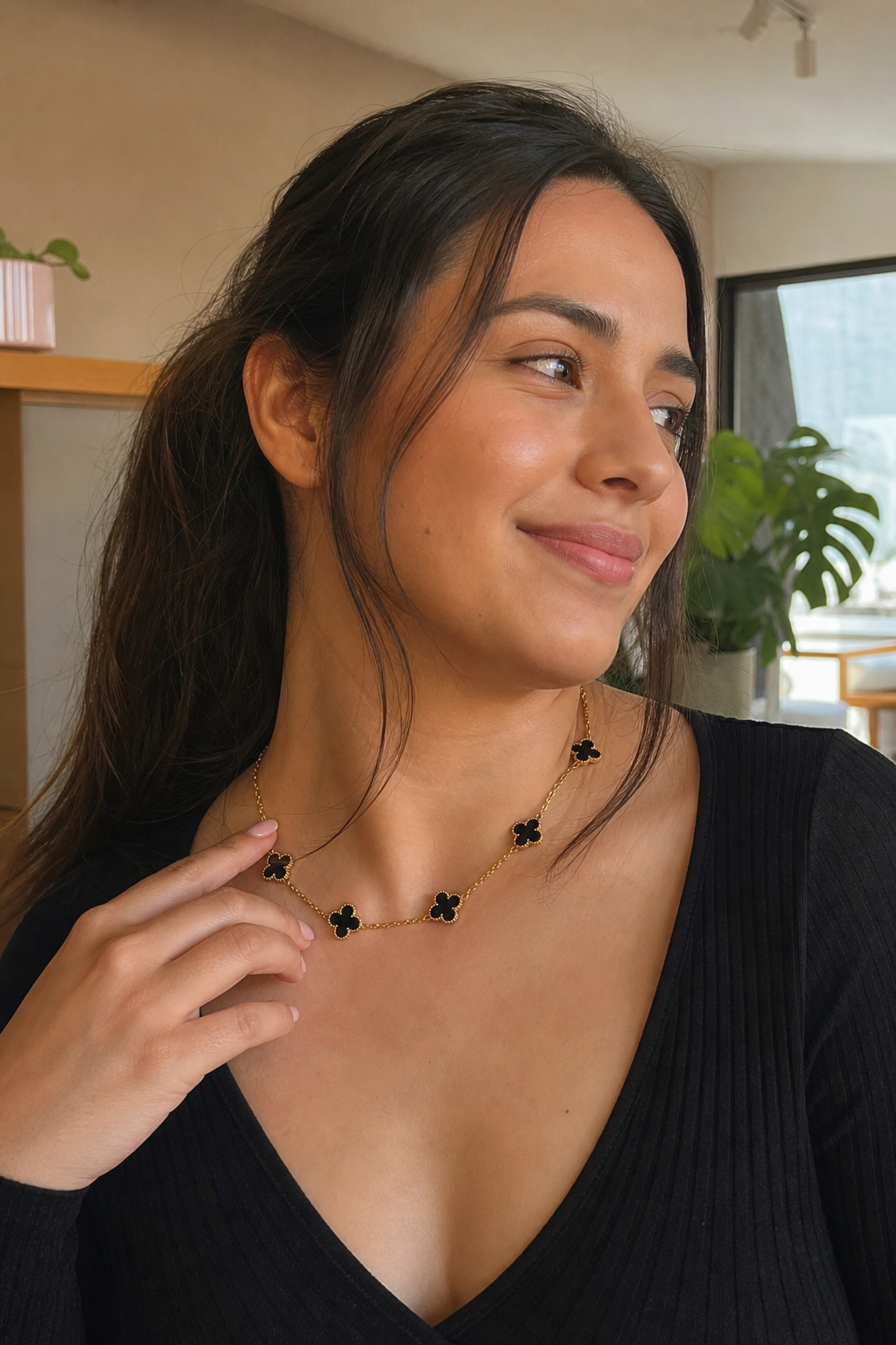 Clienta usando el collar trébol