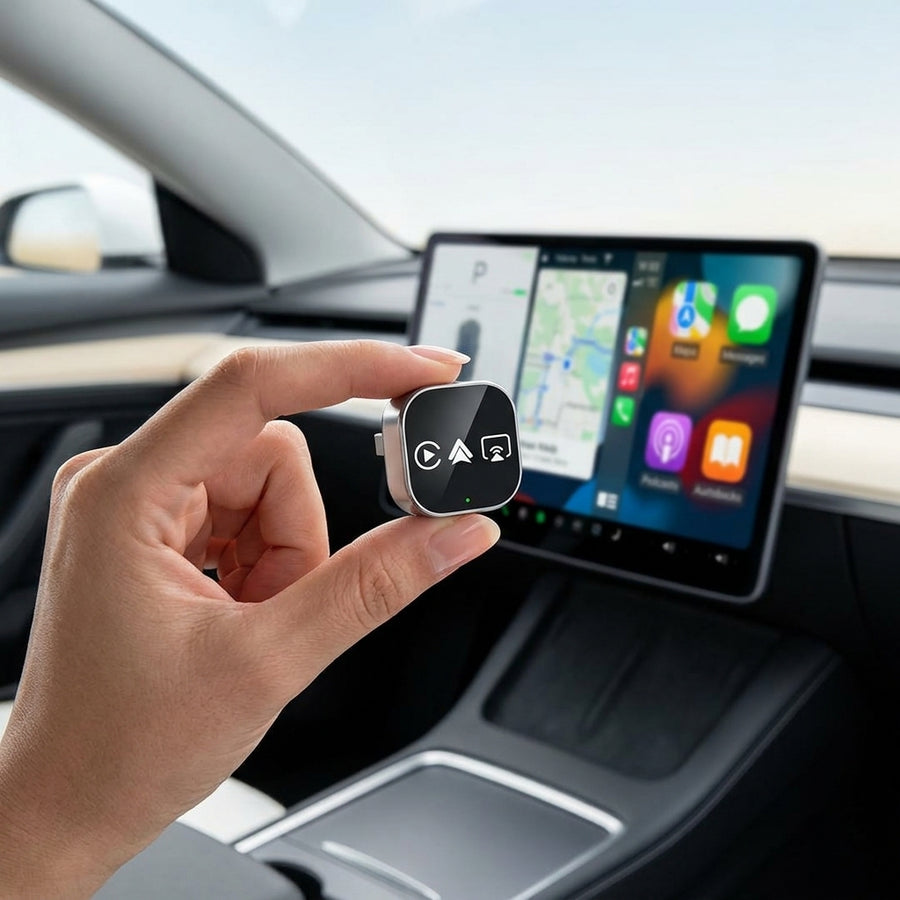 Adaptador AutoLink Pro en la mano dentro del carro